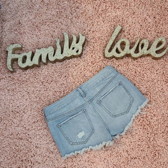 Express shortie low rise jean shorts. - Picture 2 of 8